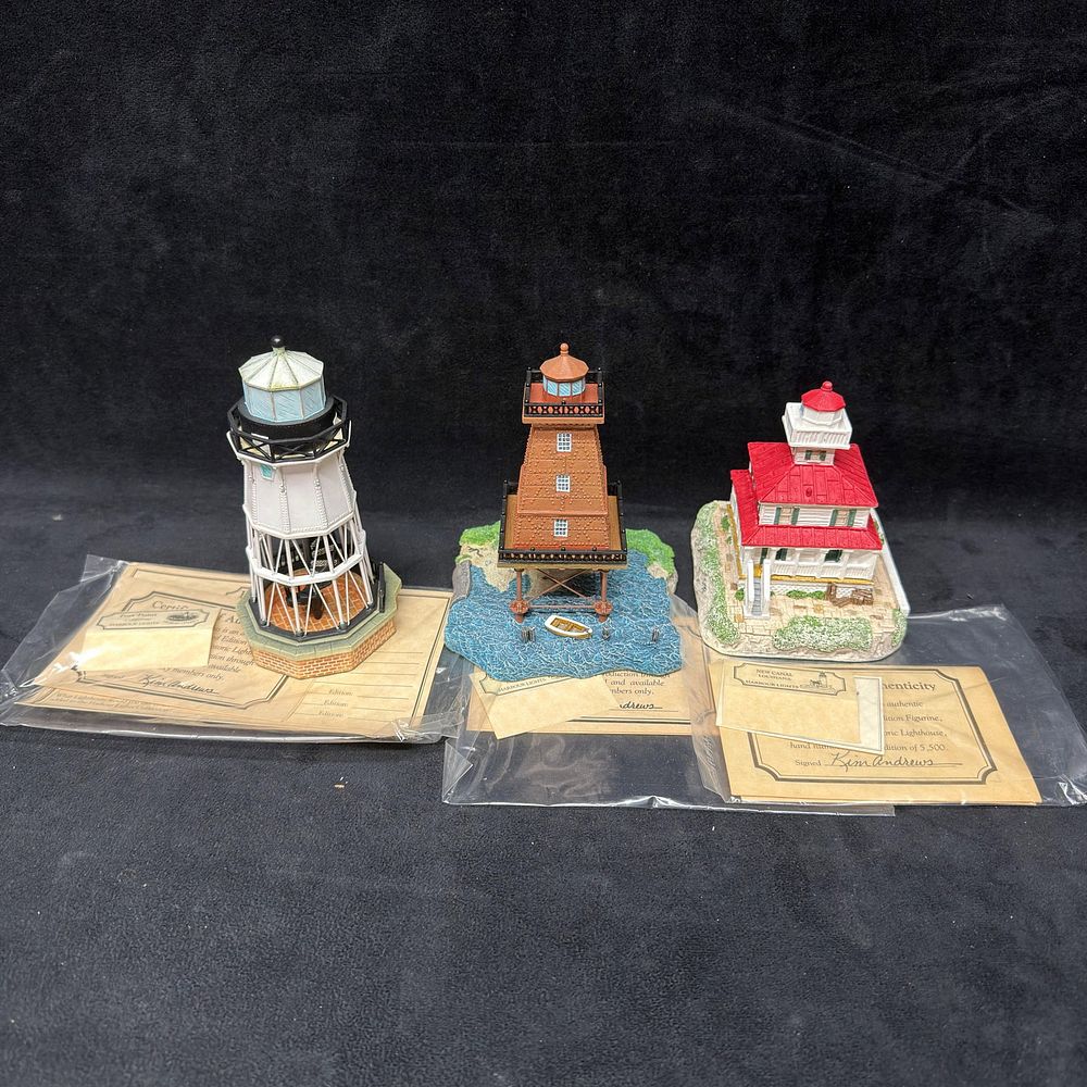 Lot 390: Louisiana California Harbour Lights Lighthouse Figurines Three Southwest Reef