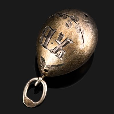Подвеска (кулон) в виде пасхального яйца "Х.В.", серебро, резьба, золочение, Российская империя 