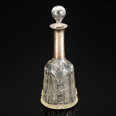 Штоф, украшенный ритмичным геометрическим орнаментом, серебро 880 пробы, хрусталь, алмазная 