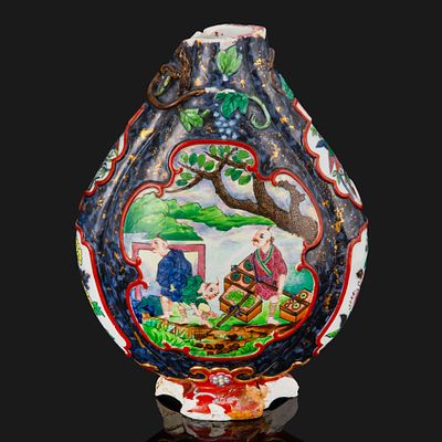 Ваза с сюжетными сценами и декором в виде виноградной лозы, фарфор, роспись, золочение, Китай 