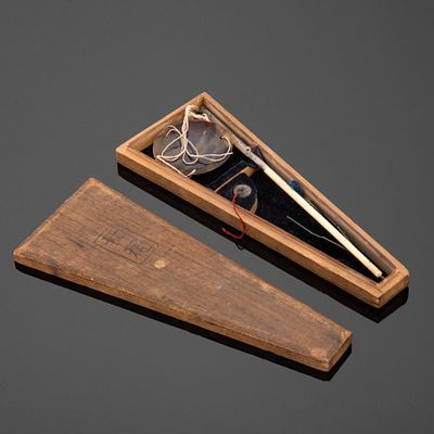 Набор в футляре: весы, гиря и щипцы, дерево, кость, металл, композитный материал, текстиль 