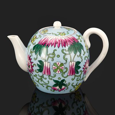 Чайник заварочный, украшенный пестрым цветочным декором, фарфор, роспись, Дмитровский 