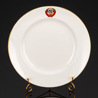 Круглое блюдо из Кремлевского сервиза с гербом СССР, фарфор, роспись, золочение, Ленинградский 