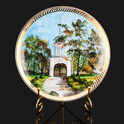Настенная тарелка "Осенний пейзаж", художник Мтюр, изображены Въездные ворота крепости 