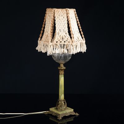 Лампа установленная на массивном основании, украшенная декоративными элементами из бронзы 