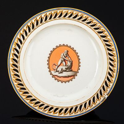 Тарелка с прорезным бортом и композицией &laquo;Самсон, раздирающий пасть льва&raquo; в медальоне, период 