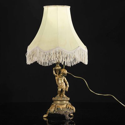 Лампа настольная с фигуркой путти на основании и зооморфным декором, бронза, золочение, металл 