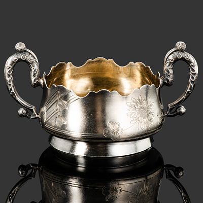 Сахарница в стиле модерн с фигурными ручками, волнистым бортом и цветочным декором, именник 