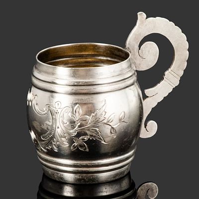 Чашечка (для крепких напитков) бочкообразной формы с растительным декором, картушем и фигурной 