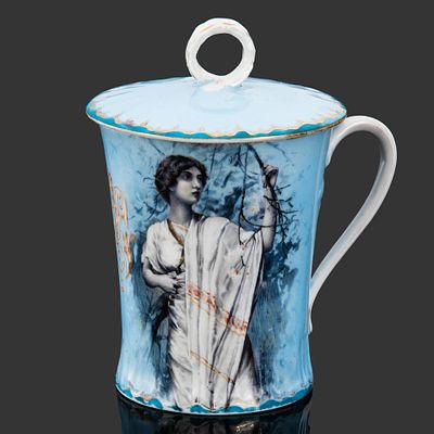 [Гризайльная роспись] Бокал чайный с крышкой, украшенный изображением девушки и цветочным 