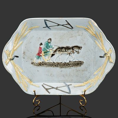Блюдо (сухарница) "Урок пахаря", фаянс, крытье, роспись, Товарищество М.С. Кузнецова 