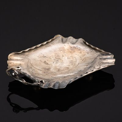 Лоток с гравировками в виде вьющихся цветов в стиле модерн. Фабрика Варвары Баладановой 