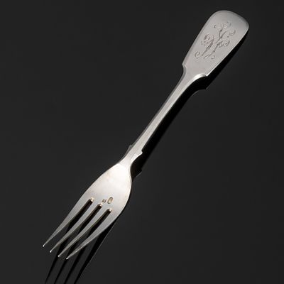 Вилка десертная с растительным декором и владельческой монограммой, именник мастера "НГ" 