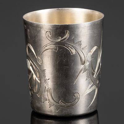 Стопка с картушем и растительным декором, мастер-монограммист "ЛР" (Людвиг Розенберг?), серебро 