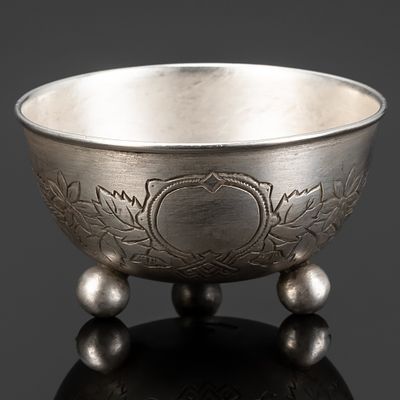 Солонка с растительным декором и картушем на трех шарообразных ножках, именник мастера "ИАС" 