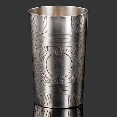 Стакан в неорусском стиле, выполненный в форме кадушки, с картушем под гравировку 