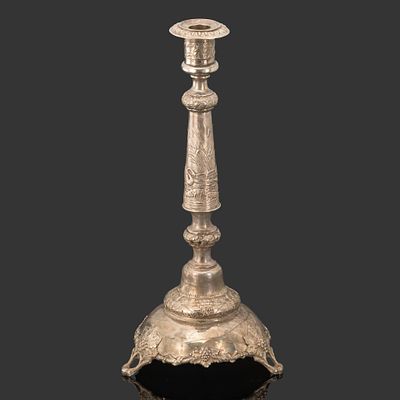 Подсвечник, украшенный изображением лебедей в пруду, Фабрика "M.H. SPIRO", серебро 84 пробы 