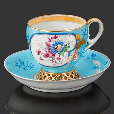 Чайная пара с цветочным декором и кружевным основанием, фарфор, роспись, золочение, Фабрика 