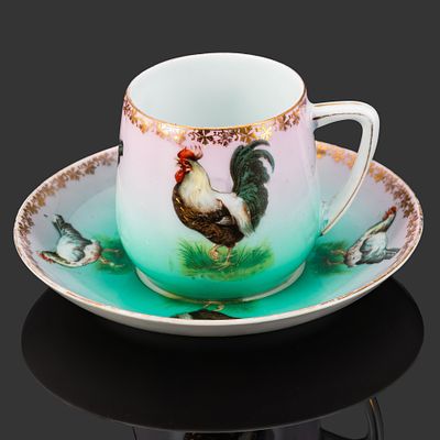 Кофейная пара с изображением куриц и петухов, фарфор, аэрография, деколь, золочение 