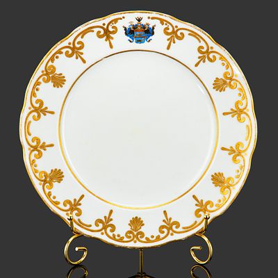 Тарелка обеденная с гербом рода графов Паниных, фарфор, роспись, золочение, Императорский 