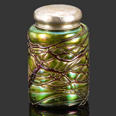 Чайница товарищества &laquo;Караван&raquo; с туловом зеленого цвета, декорированным красной нитью, стекло 