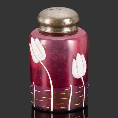 Чайница с туловом из клюквенного стекла, декорированным стилизованным изображением водяных 