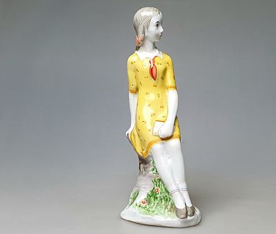 [1948, опубликовано] Василий Стамов. Девочка с книгой, 1948, ЛФЗ, В.18 см, марки на дне 