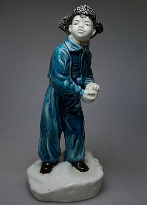 [1958, опубликовано] Мария Холодная. Мальчик со снежком, 1958, В.27,5 см, фаянс, роспись 