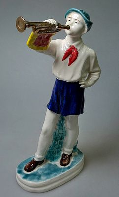 [1952] Мария Холодная. Горнист [Мальчик со горном], 1952, В.32 см, фаянс, обливные глазури. 