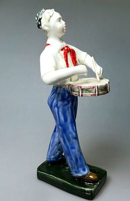 [1959] Мария Холодная. Барабанщик, 1959, В.31 см, фаянс, глазури, темно-зеленая марка 