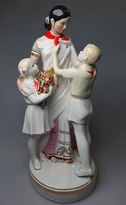 [1958] Т. Самойлова. Индира Ганди и пионеры, 1958, В.38 см, Чудово (Фабрика Красный фарфорист) 