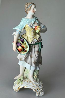 [1890-е] Торговка фруктами, 1890-е, В.21 см, KPM, красная фабричная марка, реставрация 