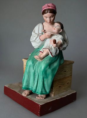 [1880-1890, опубликовано] Крестьянка, кормящая младенца. 1880-1890, В.16,5 см, Фарфоровый завод 