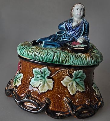 [1889, опубликовано] Табачница. Любитель винограда. 1880-1889, Тверская фабрика М.С. Кузнецова 