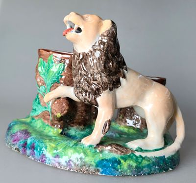 [1889-1918, опубликовано] Сигарница. Лев у дуба.1889-1918, В. 13 см, Тверская фабрика 