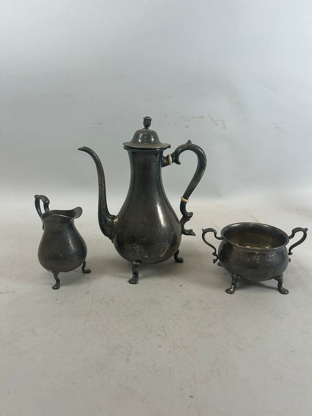 Sterling Silver Dining Set. approx. 750 grams. 8.5"h x 3.5"l x 6.5"w (largest) 
Condition: Fair 