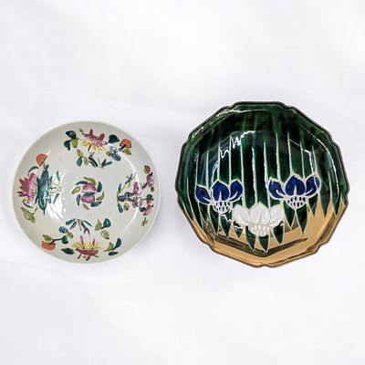 Pair Of Chinese Decorative Plates, One Old Famille Rose And A Modern Crackle / Gilt Plate, Both 