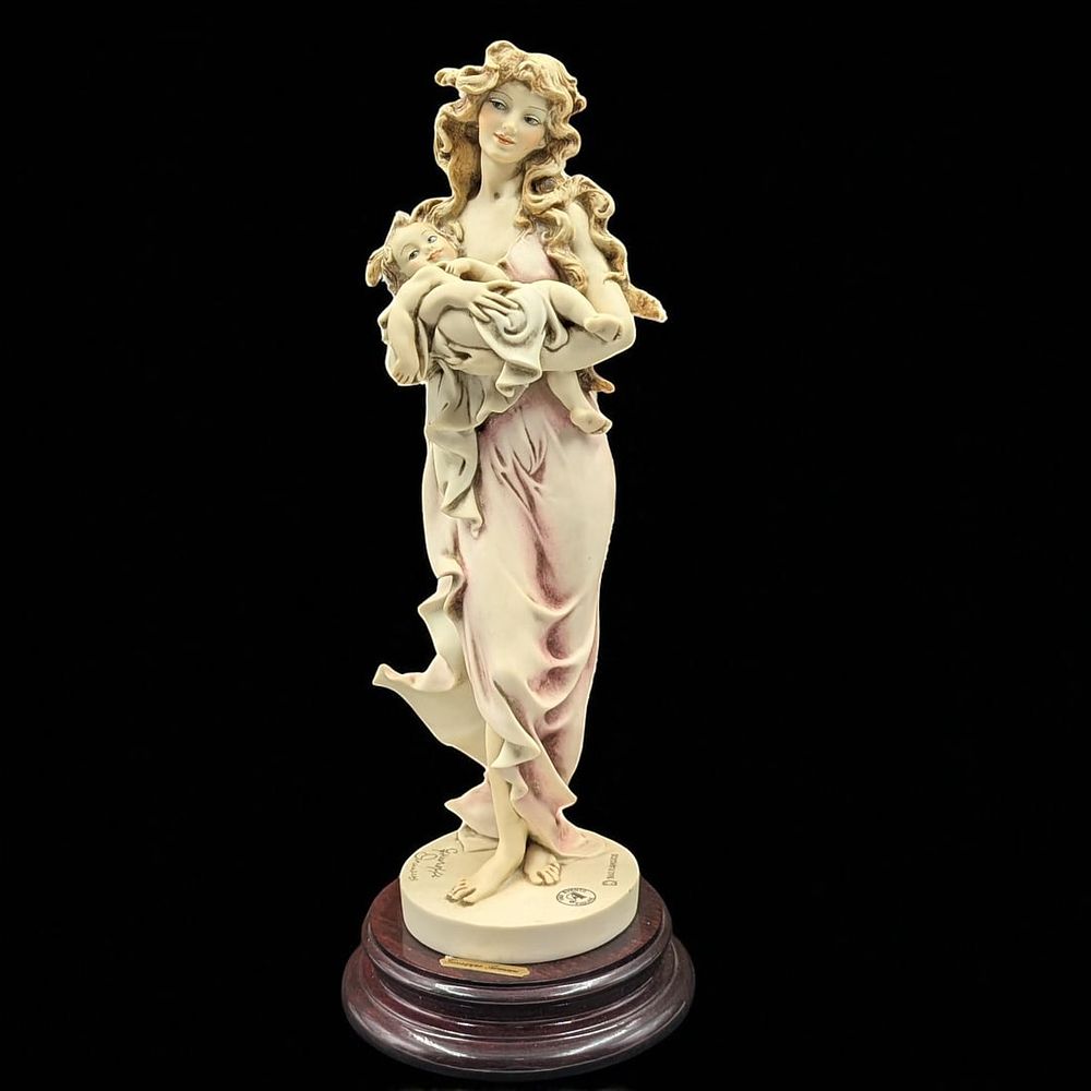 Giuseppe Armani Figurine: 1993 Events Figure "Loving Arms" 880E In Original Box. Box measures 