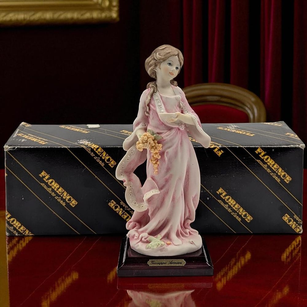Giuseppe Armani Figurine: "Girl - Fall" 294P In Original Box. Box measures approx. 4" X 12 1/2" 