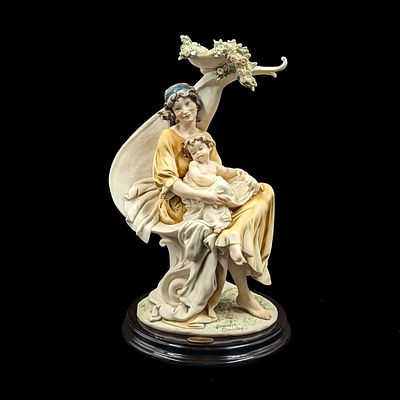 Giuseppe Armani Figurine: "Two Hearts As One" 1578C With Original Box. Box measures approx. 11 