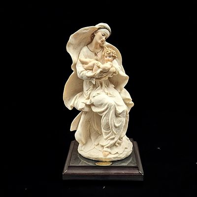 Giuseppe Armani Figurine: "Madonna And Child" 1186F With Original Box. Box measures approx. 7 