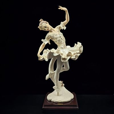 Giuseppe Armani Figurine: "Juliette" 682F With Original Box. Box measures approx. 11 1/2" X 24" 