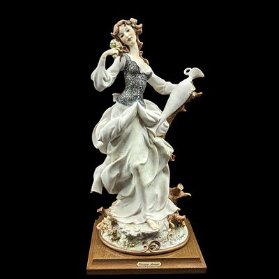 Giuseppe Armani Figurine: "Lady With Amphora" 124C With Original Box. Giuseppe Armani Figurine: 