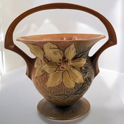 Vintage Roseville Pottery Brown Clematis Basket. Measures approx. 8" X 8". 
Please copy and 
