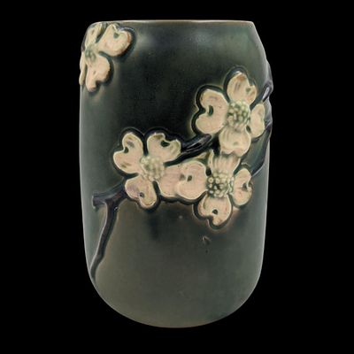 Vintage Roseville Smooth Green Dogwood Pottery Vase. Measures approx. 8 1/4" X 5". 
Please copy 