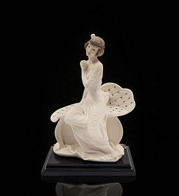 Giuseppe Armani Figurine: "Mae" 1419F With Original Box. Box measures approx. 6" X 10 1/2" X 