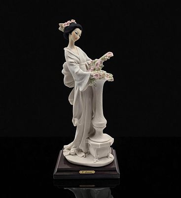 Giuseppe Armani Figurine: "Oriental Girl With Column" 403S With Original Box. Box measures 