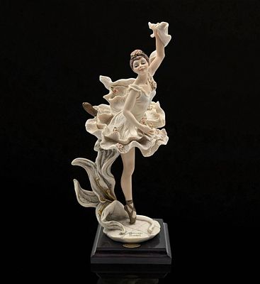 Giuseppe Armani Figurine: "Carla" 818F With Original Box. Box measures approx. 9 1/2" X 17" X 