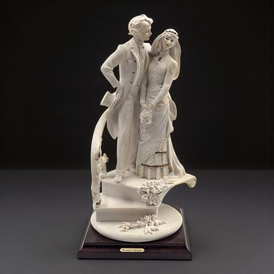 Giuseppe Armani Figurine: "Bride And Groom On Stairs" 475F With Original Box. Box measures 