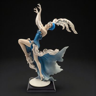 Giuseppe Armani Figurine: "Burlesque" 1925C With Original Box. PLEASE NOTE, the hand on this 